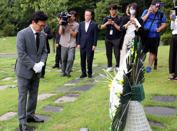 김민석 더불어민주당 대표가 20일 세종시 은하수공원에 안장된 이해찬 전 총리 묘소를 찾아 참배하고 있다. 2026.8.20 연합뉴스
