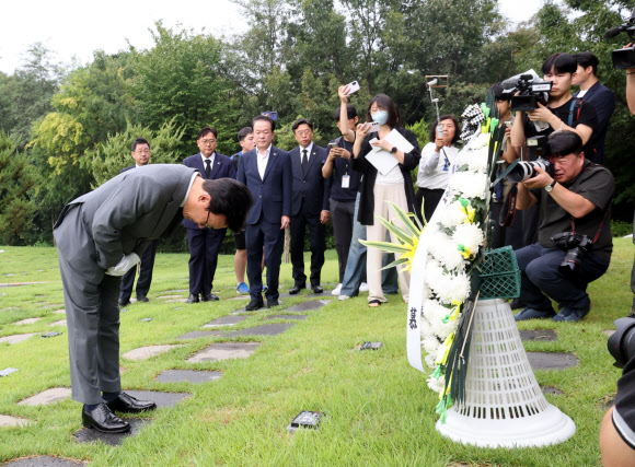 김민석 더불어민주당 대표가 20일 세종시 은하수공원에 안장된 이해찬 전 총리 묘소를 찾아 참배하고 있다. 2026.8.20 연합뉴스