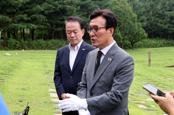 김민석 더불어민주당 대표가 20일 세종시 은하수공원에 안장된 이해찬 전 총리 묘소를 찾아 참배한 후 이 전 총리와의 인연을 설명하고 있다. 2026.8.20 연합뉴스