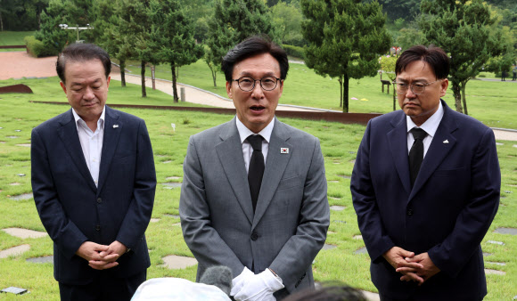 김민석 더불어민주당 대표가 20일 세종시 은하수공원에 안장된 이해찬 전 총리 묘소를 찾아 참배한 후 이 전 총리와의 인연을 설명하고 있다. 2026.8.20 연합뉴스