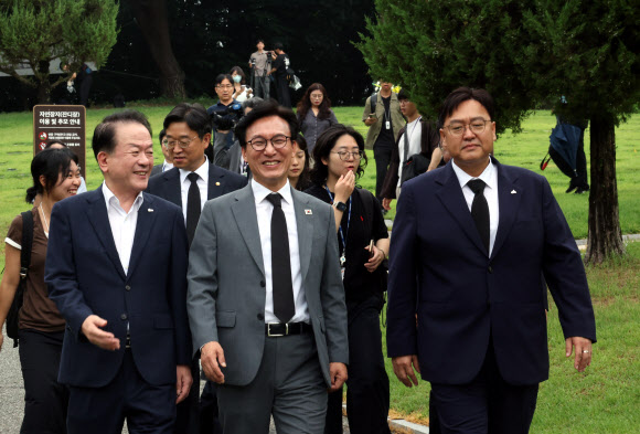 김민석 더불어민주당 대표가 20일 이해찬 전 총리가 안장된 세종시 은하수공원을 찾아 참배한 후 돌아가고 있다. 2026.8.20 연합뉴스