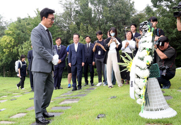 김민석 더불어민주당 대표가 20일 세종시 은하수공원에 안장된 이해찬 전 총리 묘소를 찾아 참배하고 있다. 2026.8.20 연합뉴스