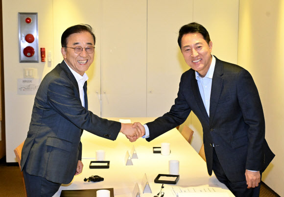 김윤덕 국토교통부 장관(왼쪽)과 오세훈 서울시장이 20일 서울 중구 컨퍼런스하우스 달개비에서 주택공급 관련 회동을 시작하며 악수하고 있다. 2026.8.20 공동취재 