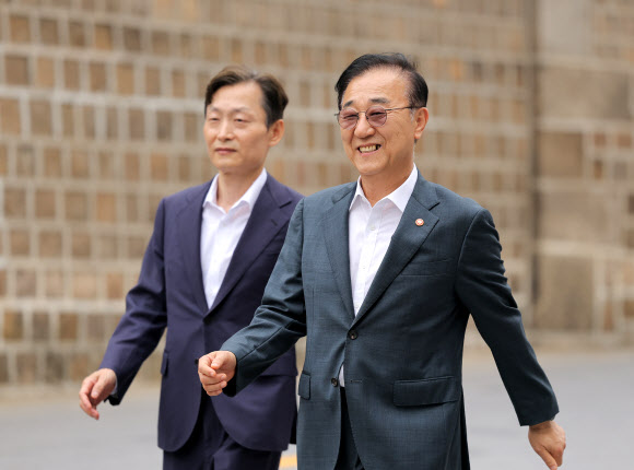 김윤덕 국토교통부 장관(오른쪽)이 20일 오세훈 서울시장과 용산공원을 활용한 주택 공급 등 서울 주택 문제 협의를 위해 서울 모처의 한 식당에 들어가고 있다. 2026.8.20 연합뉴스