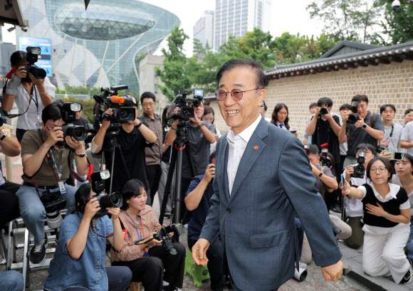 김윤덕 국토교통부 장관이 20일 오세훈 서울시장과 용산공원을 활용한 주택 공급 등 서울 주택 문제 협의를 위해 서울 모처의 한 식당에 들어가고 있다. 2026.8.20 연합뉴스