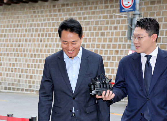 오세훈 서울시장이 20일 김윤덕 국토교통부 장관과 용산공원을 활용한 주택 공급 등 서울 주택 문제 협의를 위해 서울 모처의 한 식당에 들어가고 있다. 2026.8.20 연합뉴스