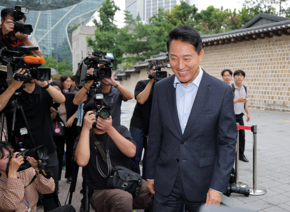 오세훈 서울시장이 20일 김윤덕 국토교통부 장관과 용산공원을 활용한 주택 공급 등 서울 주택 문제 협의를 위해 서울 모처의 한 식당에 들어가고 있다. 2026.8.20 연합뉴스