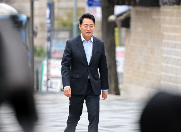 오세훈 서울시장이 20일 김윤덕 국토교통부 장관과 용산공원을 활용한 주택 공급 등 서울 주택 문제 협의를 위해 서울 모처의 한 식당에 들어가고 있다. 2026.8.20 연합뉴스