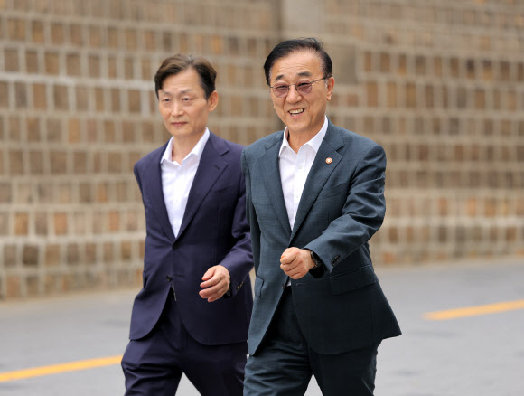김윤덕 국토교통부 장관(오른쪽)이 20일 오세훈 서울시장과 용산공원을 활용한 주택 공급 등 서울 주택 문제 협의를 위해 서울 모처의 한 식당에 들어가고 있다. 2026.8.20 연합뉴스