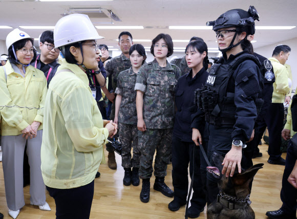 한성숙 국무총리가 20일 서울 종로구 정부서울청사에서 열린 정부서울청사 공습대비 민방위훈련에서 경찰특공대의  탐지견 폭발물 탐지 및 복종 훈련을 지켜본 뒤 격려하고 있다. 2026.8.20 연합뉴스