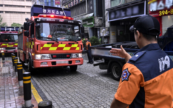 20일 경기도 군포시 산본역 주변 산본중심상가에서 군포소방서 관계자들이 ‘소방차 길 터주기 훈련’을 하고 있다. 2026.8.20. 연합뉴스