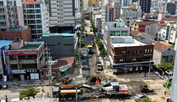 20일 오후 경남 거제시 옥포동 차도에서 포장 작업이 진행되고 있다. 2026.8.20 연합뉴스