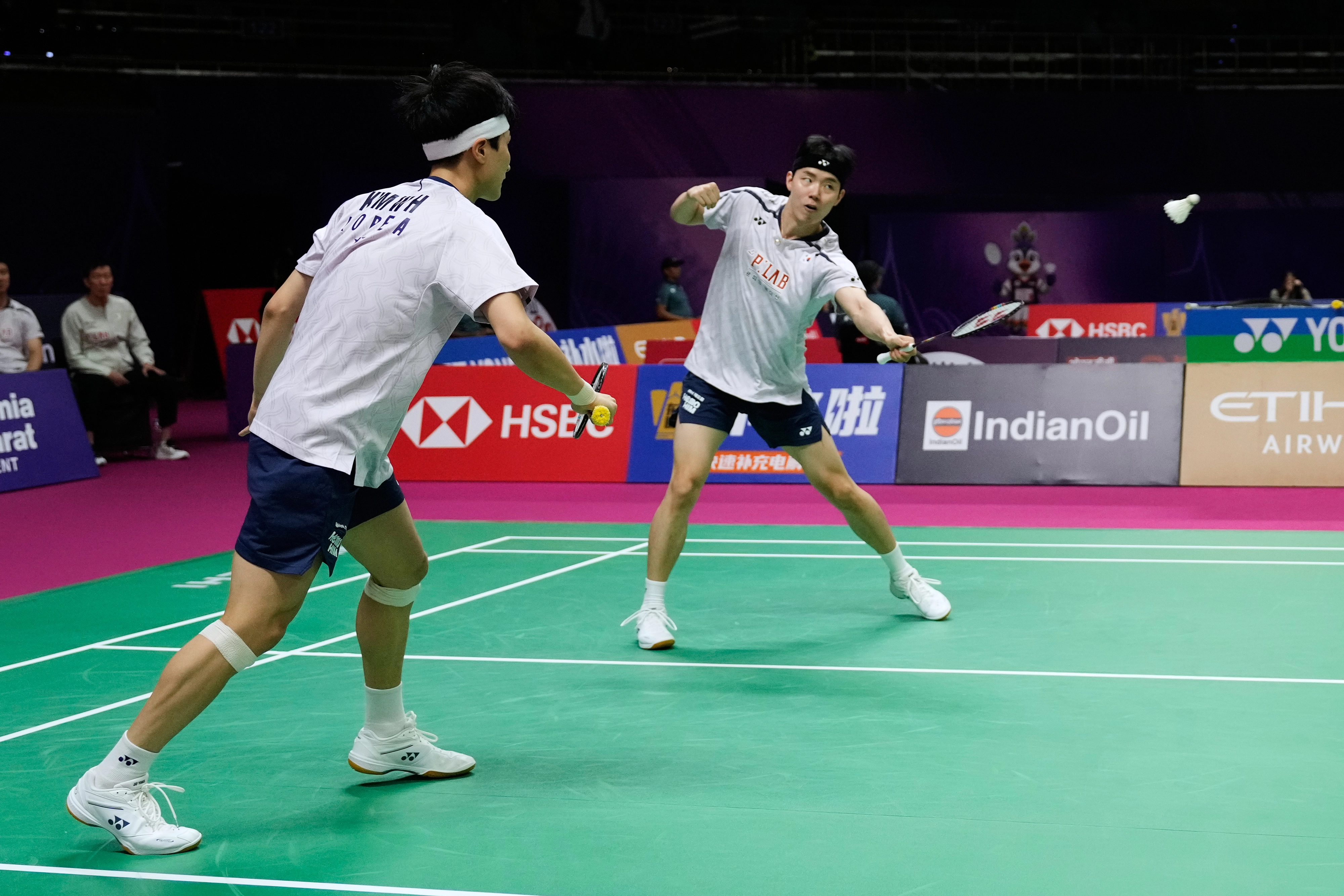 김원호-서승재 조가 20일 인도 뉴델리에서 열린 2026 세계배드민턴연맹(BWF) 세계선수권대회 남자 복식 16강전에서 영국의 벤 레인-션 벤디 조와 경기하고 있다. 2026.8.20 뉴델리 AP 뉴시스