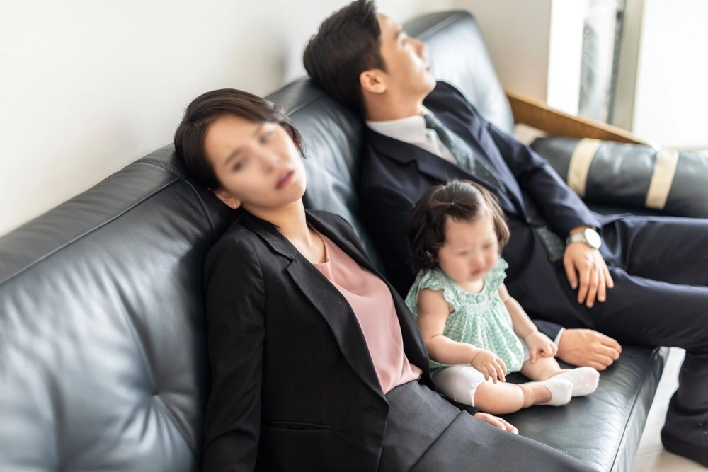 맞벌이 부부인 남편이 자신의 연봉이 더 높다는 이유로 아내가 집안일을 더 해야한다고 주장하는 글이 올라와 논란이 일고 있다. 아이클릭아트 자료사진