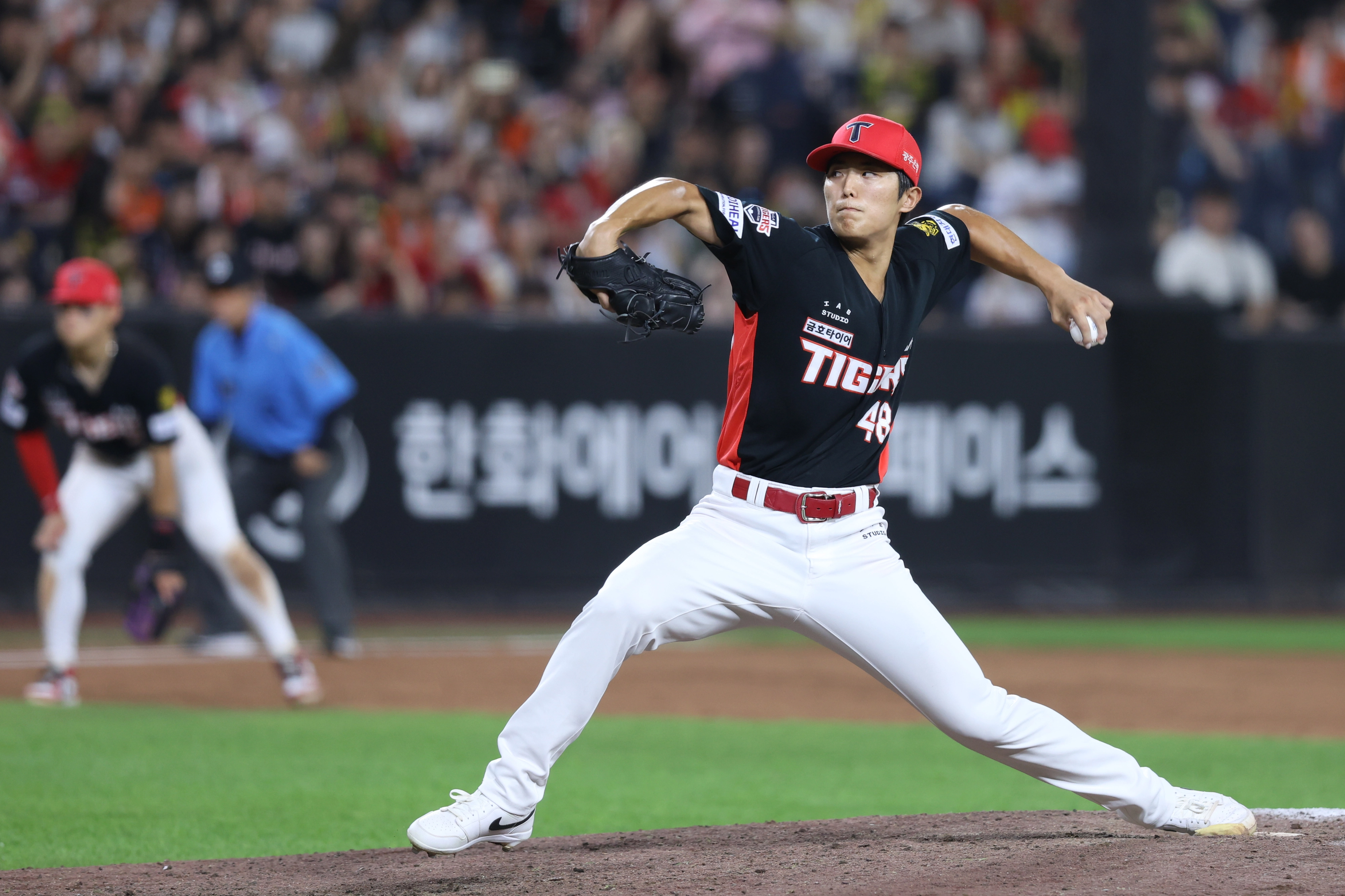 KIA 타이거즈의 새로운 마무리 투수로 자리매김한 이의리가 19일 대전 한화생명 볼파크에서 열린 KIA와 한화 이글스의 주중 3연전 2차전에서 9회말 역투하고 있다. 2026.8.19 KIA 타이거즈 제공