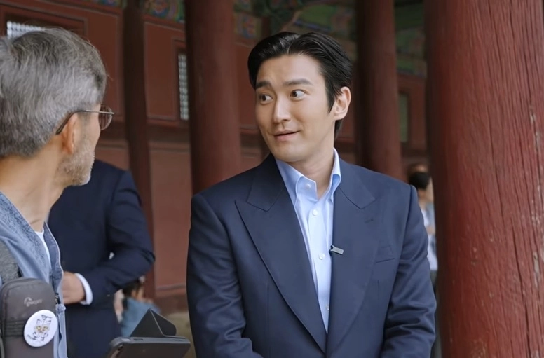 최시원이 ‘경복궁 궁궐 지킴이’ 양인억의 말을 경청하고 있다. 유튜브 채널 ‘최시원 Siwon Choi’ 캡처