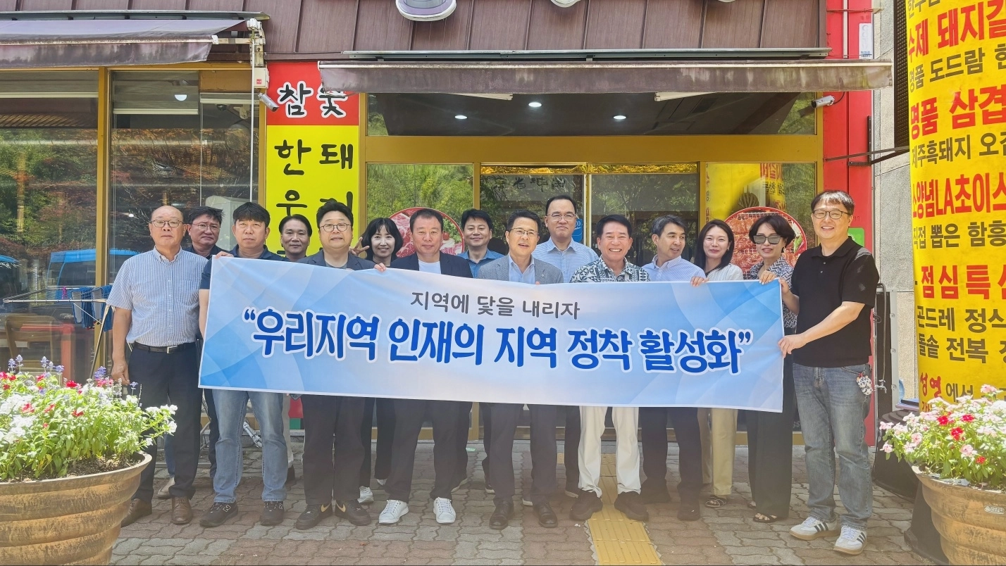 (사)전남뿌리기업협회와 국립순천대 앵커사업단이 율촌산단협의회 기업들과 간담회 후 기념 사진을 찍고 있다.