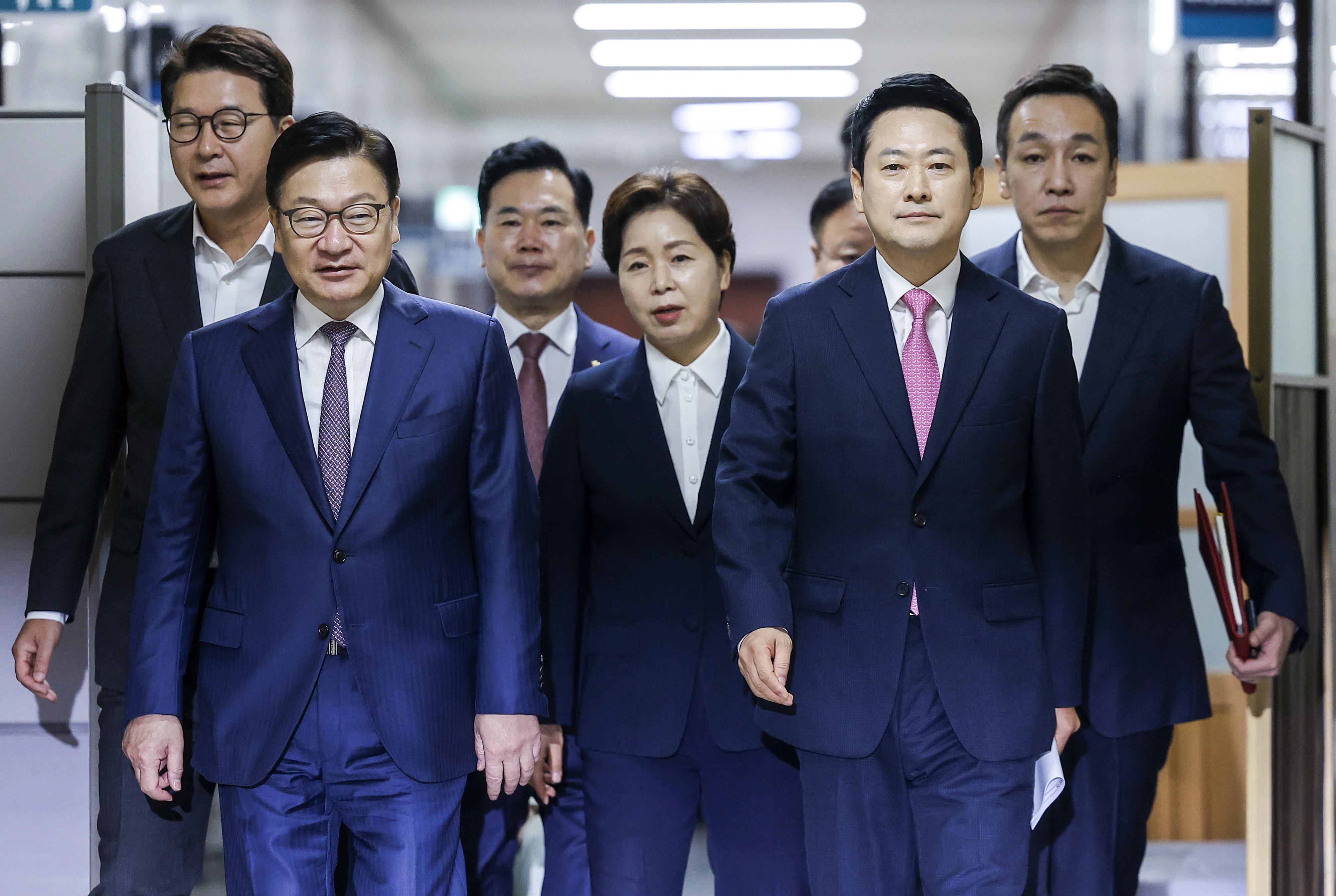 최고위원회의 참석하는 국민의힘장동혁 국민의힘 대표를 비롯한 지도부가 20일 서울 여의도 국회에서 열린 최고위원회의에 참석하고 있다. 뉴시스