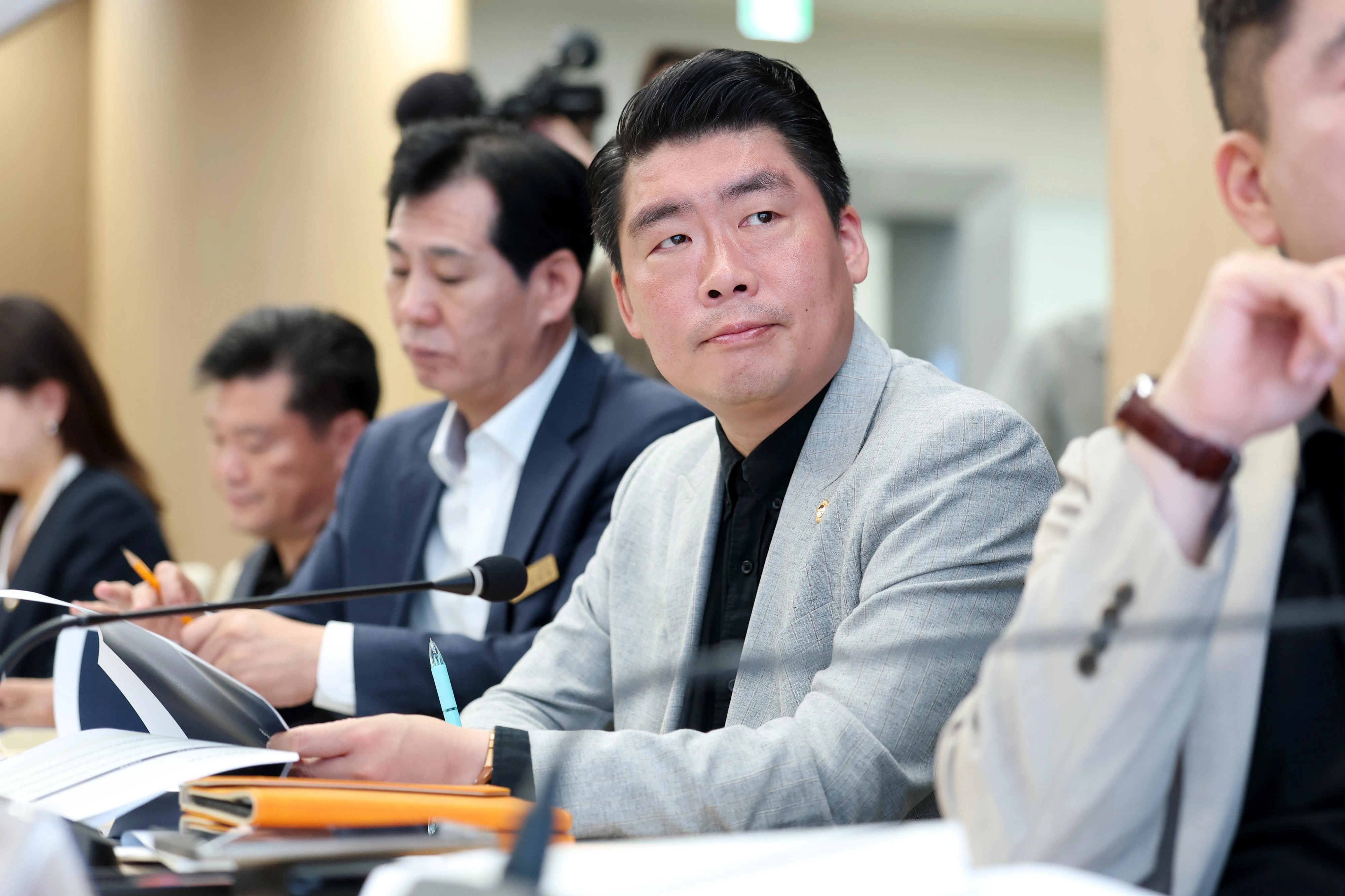 ▲유경현 의원이 20일 도의회에서 진행된 ‘지방의회법 제정 추진 TF’ 제2차 전체회의에 참석해 회의 안건을 검토하고 있다. (사진=경기도의회)