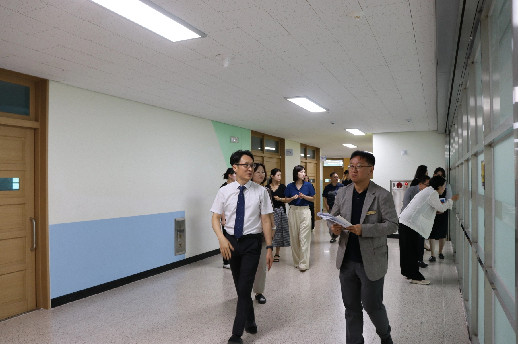 ▲유병수 의원이 20일 남양주시 하랑초중학교를 방문해 학교 관계자들과 함께 학생 휴식공간 조성 예정지를 둘러보고 있다. (사진=경기도의회)
