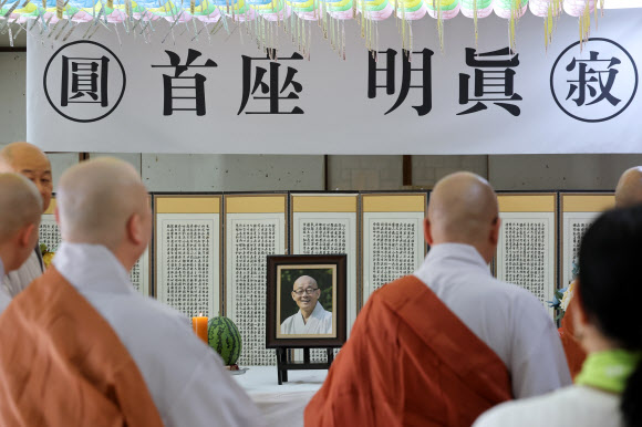 지난 22일 제주 서귀포에서 입적한 봉은사 전 주지 명진스님의 빈소가 서울 봉은사 선불당에 마련된 23일 조문객의 발길이 이어지고 있다. 2026.8.23  연합뉴스