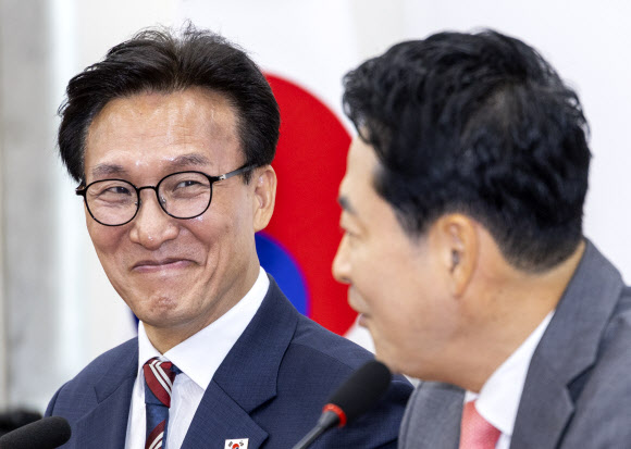 더불어민주당 김민석 대표(왼쪽)가 24일 국회에서 국민의힘 장동혁 대표를 만나 장 대표의 인사말을 듣다 미소짓고 있다. 이날 여야 대표 만남은 김민석 대표가 취임 인사를 위해 방문하면서 성사됐다. 2026.8.24 연합뉴스