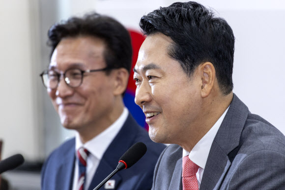 국민의힘 장동혁 대표(오른쪽)가 24일 국회에서 취임 인사를 위해 국민의힘을 방문한 더불어민주당 김민석 대표에게 인사말을 하고 있다. 2026.8.24 연합뉴스