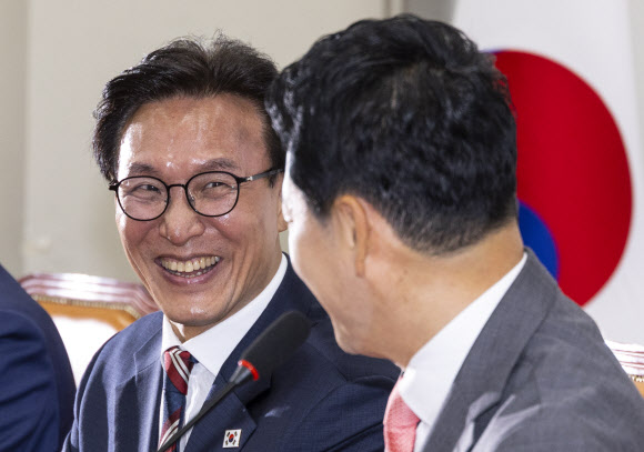더불어민주당 김민석 대표(왼쪽)가 24일 국회에서 국민의힘 장동혁 대표를 만나 장 대표의 인사말을 듣다 미소짓고 있다. 이날 여야 대표 만남은 김민석 대표가 취임 인사를 위해 방문하면서 성사됐다. 2026.8.24 연합뉴스