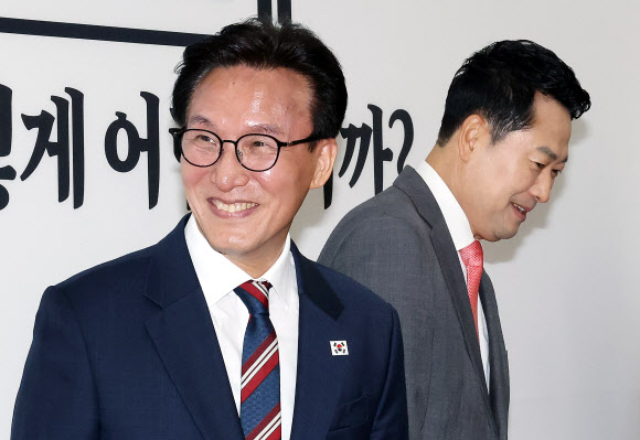 더불어민주당 김민석 대표가 24일 국회에서 취임 인사차 국민의힘 장동혁 대표를 만나 악수한 뒤 자리로 이동하고 있다. 2026.8.24  연합뉴스