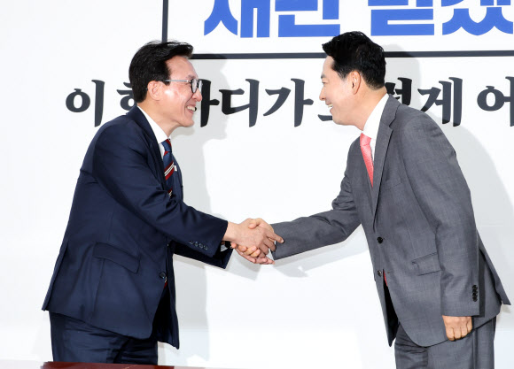 더불어민주당 김민석 대표(왼쪽)와 국민의힘 장동혁 대표가 24일 국회에서 만나 반갑게 악수하고 있다. 김 대표는 취임 인사차 국민의힘을 방문했다. 2026.8.24 연합뉴스
