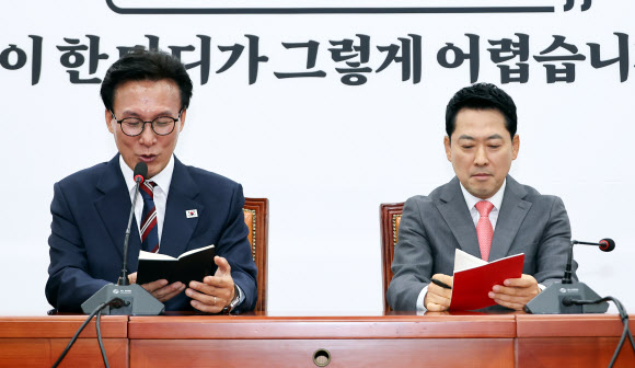 더불어민주당 김민석 대표(왼쪽)와 국민의힘 장동혁 대표가 24일 국회에서 만나 얘기를 나누고 있다. 2026.8.24 연합뉴스
