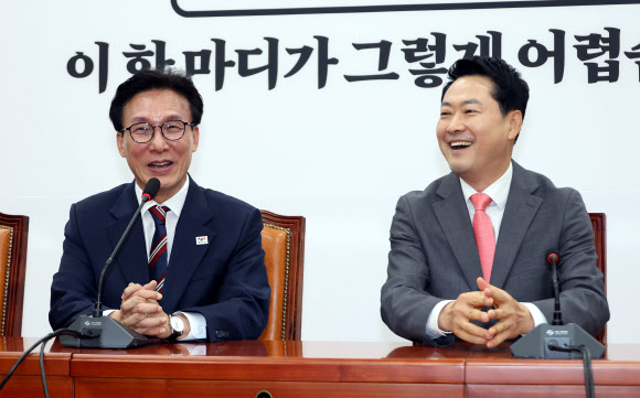 더불어민주당 김민석 대표(왼쪽)가 24일 국회에서 취임 인사차 국민의힘 장동혁 대표를 만나 얘기를 나누고 있다. 2026.8.24 연합뉴스
