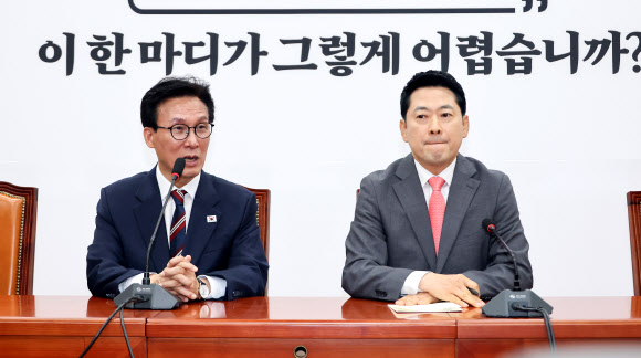 더불어민주당 김민석 대표(왼쪽)가 24일 국회에서 취임 인사차 국민의힘 장동혁 대표를 만나 얘기를 나누고 있다. 2026.8.24 연합뉴스