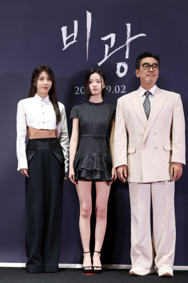 배우 하지원(왼쪽부터), 김시아, 류승룡이 24일 서울 강남구 메가박스 코엑스에서 열린 영화 ‘비광’ 언론시사회에서 포즈를 취하고 있다.  2026.8.24 연합뉴스