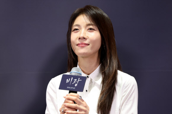 배우 하지원이 24일 서울 강남구 메가박스 코엑스에서 열린 영화 ‘비광’ 언론시사회에서 질문을 듣고 있다.  2026.8.24 연합뉴스