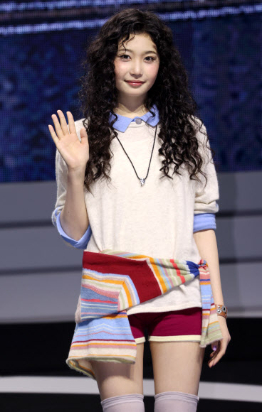 그룹 튜이드(TUIDE)의 사키가 24일 서울 광진구 예스24라이브홀에서 열린 첫 번째 미니앨범 ‘튠 앤 플레이’(TUNE ＆ PLAY) 언론 공개회에서 포즈를 취하고 있다. 2026.8.24  연합뉴스