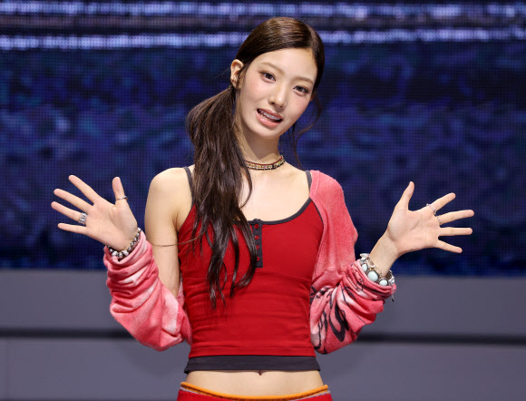 그룹 튜이드(TUIDE)의 서연이 24일 서울 광진구 예스24라이브홀에서 열린 첫 번째 미니앨범 ‘튠 앤 플레이’(TUNE ＆ PLAY) 언론 공개회에서 포즈를 취하고 있다. 서연은 유명 그룹 트와이스의 멤버 지효의 동생이다. 2026.8.24  연합뉴스