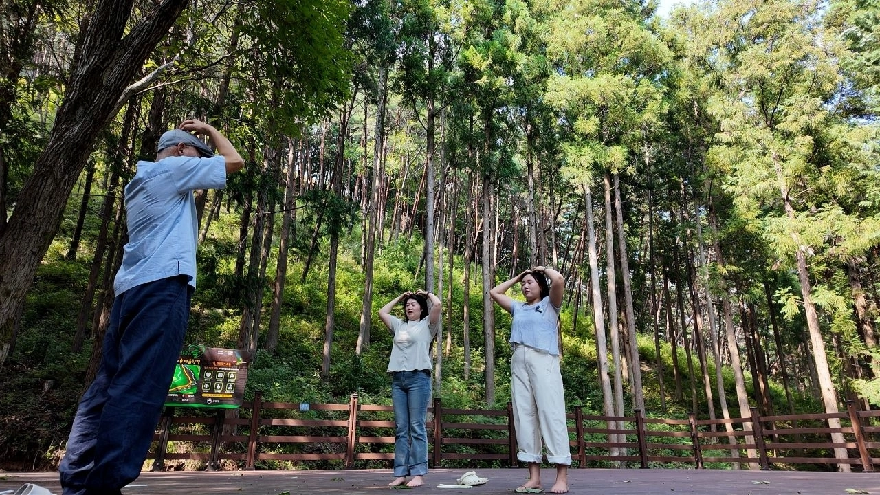 등산객이 용계산 치유의 숲에서 기체조를 하고 있다.