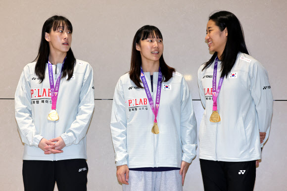 2026 세계배드민턴연맹(BWF) 세계선수권대회에서 금메달을 따낸 우리나라 배드민턴 대표팀 안세영(오른쪽), 이소희(왼쪽), 백하나가 25일 인천국제공항 제2여객터미널을 통해 귀국한 뒤 대화를 나누고 있다. 대표팀은 이번 세계선수권대회에서 여자 단식 금메달(안세영), 여자 복식 금메달(이소희-백하나 조), 남자 복식 동메달(서승재-김원호 조)을 수확했다. 2026.8.25  연합뉴스