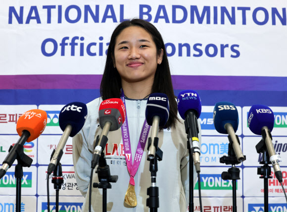 2026 세계배드민턴연맹(BWF) 세계선수권대회 여자 단식에서 우승한 안세영이 25일 인천국제공항 제2여객터미널을 통해 귀국한 뒤 취재진과 인터뷰하며 미소짓고 있다. 여자 단식 세계랭킹 1위 안세영은 지난 23일(한국시간) 인도 뉴델리에서 열린 대회 여자 단식 결승전에서 세계 2위 야마구치 아카네(일본)를 2-0(21-17 21-14)으로 격파하고 금메달을 목에 걸었다. 2026.8.25  연합뉴스