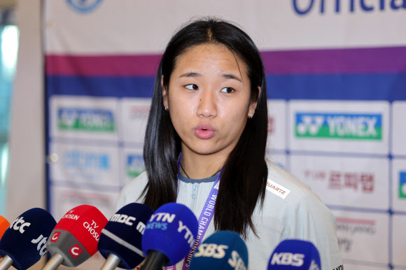 2026 세계배드민턴연맹(BWF) 세계선수권대회 여자 단식에서 우승한 안세영이 25일 인천국제공항 제2여객터미널을 통해 귀국하며 취재진에 소감을 밝히고 있다.  2023년 코펜하겐 대회에서 한국 배드민턴 단식 사상 첫 세계선수권 우승 대업을 달성했던 안세영은 이로써 3년 만에 다시 세계 최정상의 자리를 되찾았다. 2026.8.25  연합뉴스