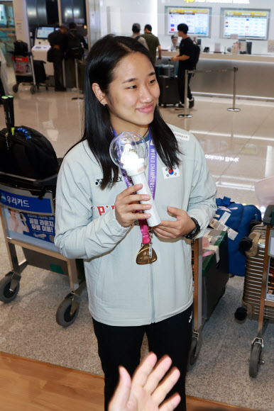 2026 세계배드민턴연맹(BWF) 세계선수권대회 여자 단식에서 우승한 안세영이 25일 인천국제공항 제2여객터미널을 통해 귀국한 뒤 팬들이 선물한 응원봉을 들어보이고 있다. 여자 단식 세계랭킹 1위 안세영은 지난 23일(한국시간) 인도 뉴델리에서 열린 대회 여자 단식 결승전에서 세계 2위 야마구치 아카네(일본)를 2-0(21-17 21-14)으로 격파하고 금메달을 목에 걸었다. 2026.8.25  연합뉴스