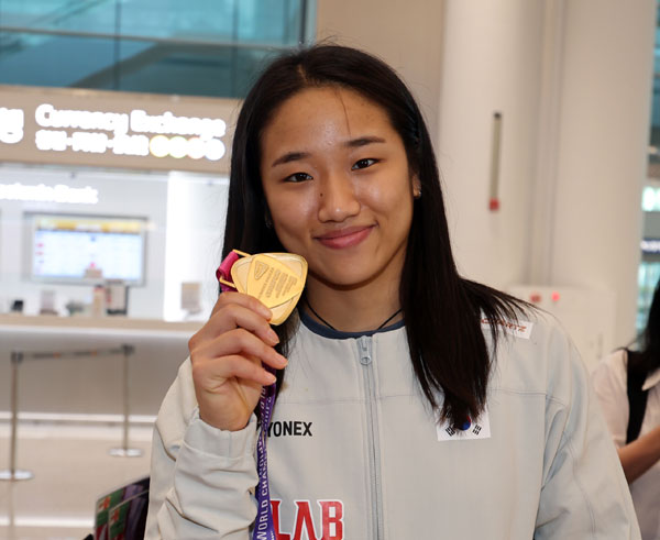 인도 뉴델리에서 열린 세계배드민턴연맹(BWF) 세계선수권대회 여자 단식에서 금메달을 차지한 안세영이 25일 오전 인천공항을 통해 귀국해 취재진에게 메달을 들어보이고 있다. 2026.08.25.  뉴시스