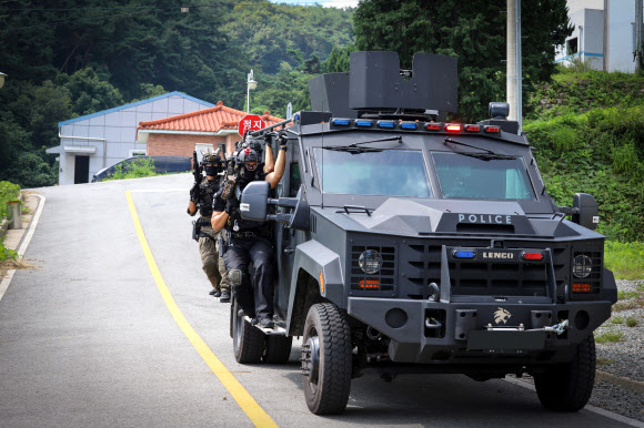 지난 24일 전남광주 장성군 육군보병학교에서 육군 35보병사단 군사경찰 특임대와 전북경찰청 경찰특공대가 합동훈련 작전에 투입되고 있다. 2026.8.25  육군 제35보병사단 제공