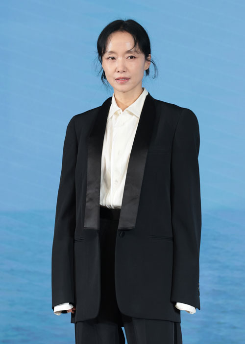 배우 전도연이 25일 서울 마포구 호텔 나루 서울 엠갤러리에서 열린 넷플릭스 영화 ‘가능한 사랑’(감독 이창동) 제작보고회에 참석해 포즈를 취하고 있다. ‘가능한 사랑’은 해고 노동자와 그의 아내 그리고 다큐멘터리 감독과 그녀의 남편, 두 부부가 다큐멘터리 제작을 위해 만나 서로 다른 삶과 숨은 욕망을 마주하는 이야기를 그린 작품이다. 2026.8.25 뉴스1