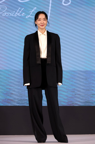 배우 전도연이 25일 서울 마포구 호텔 나루 서울 엠갤러리에서 열린 넷플릭스 영화 ‘가능한 사랑’ 제작발표회에서 포즈를 취하고 있다. 2026.8.25 연합뉴스