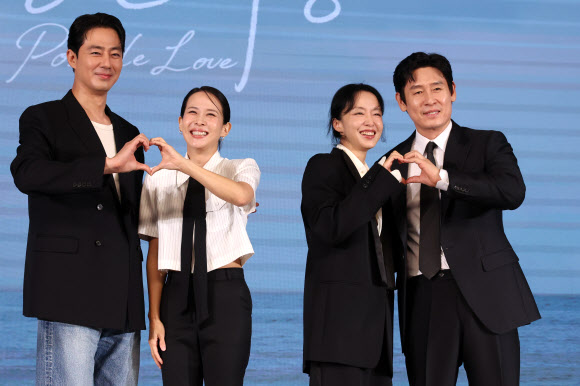 배우 조인성(왼쪽부터), 조여정, 전도연, 설경구가 25일 서울 마포구 호텔 나루 서울 엠갤러리에서 열린 넷플릭스 영화 ‘가능한 사랑’ 제작발표회에서 포즈를 취하고 있다. 2026.8.25 연합뉴스