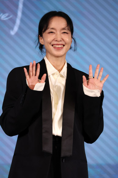 배우 전도연이 25일 서울 마포구 호텔 나루 서울 엠갤러리에서 열린 넷플릭스 영화 ‘가능한 사랑’ 제작발표회에서 포즈를 취하고 있다. 2026.8.25 연합뉴스