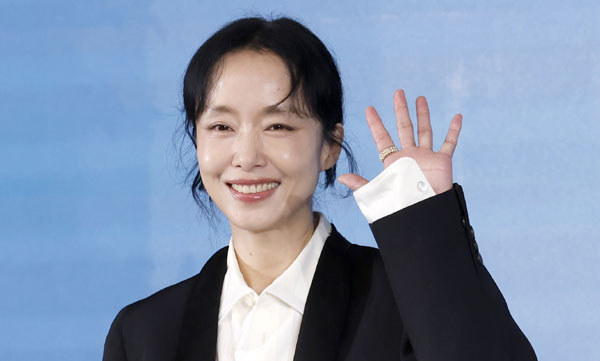 배우 전도연이 25일 오전 서울 마포구 호텔나루에서 열린 넷플릭스 영화 ‘가능한 사랑’ 제작보고회에서 포즈를 취하고 있다. 2026.08.25. 뉴시스