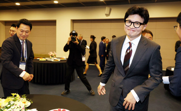 악수하고 자리 이동하는 장동혁 대표와 한동훈 의원